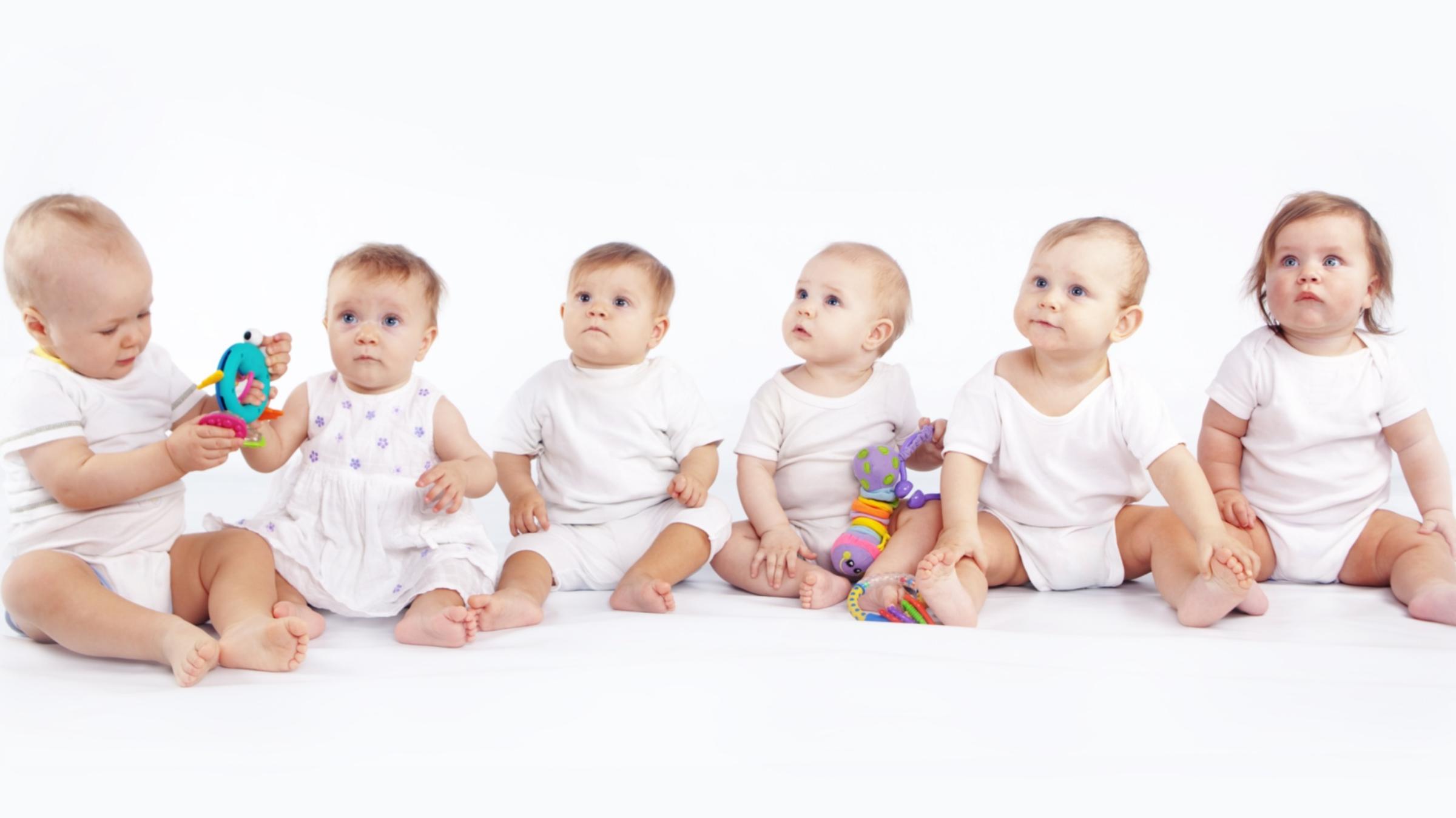 sechs sitzende Babies